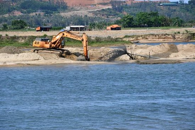 Strengthen management of sand mining activities on Tra Khuc river