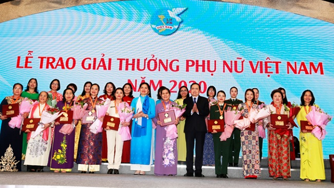 Quang Ngai selects excelent women for the Vietnam Women's Award 2023
