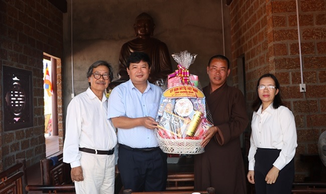 Visiting and congratulating on Buddha’s birthday