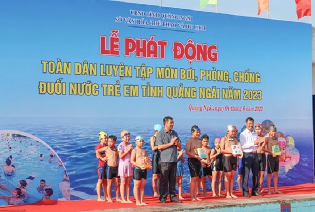 Quang Ngai launches swimming training for children