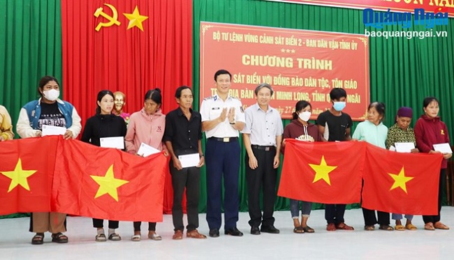 Coast Guard Region 2 Command gives gifts to the people of Minh Long district