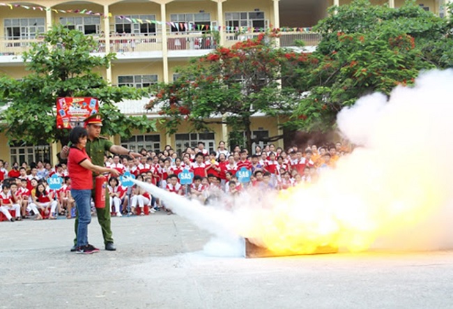 Training knowledge and skills on fire prevention and fighting for students