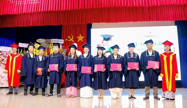 Pham Van Dong University awarded university and college diplomas to 270 students
