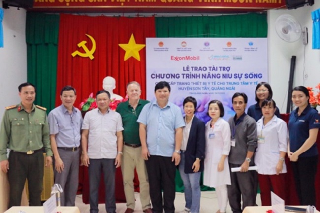 VCF and ExxonMobil Vietnam donated 14 pieces of essential neonatal care equipment to Son Tay district