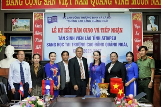 Quang Ngai College received 14 Laotian students of Attapeu province, course 2023-2027