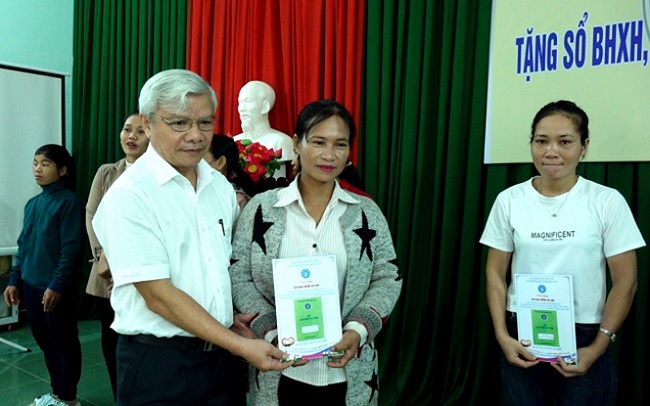 Quảng Ngãi offers over 7,000 social insurance books and health insurance cards to the poor