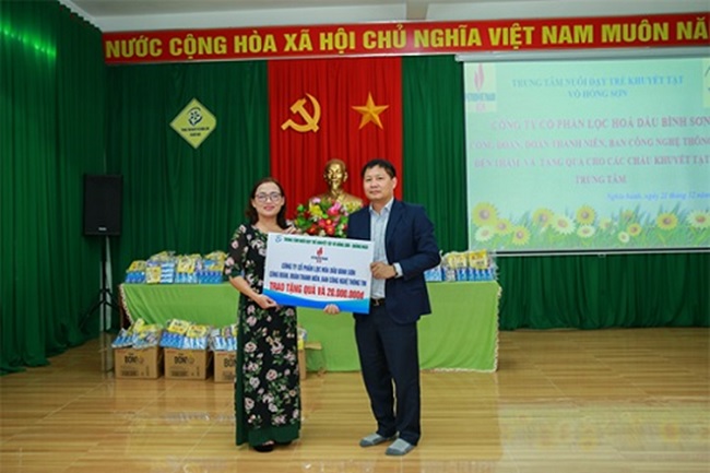 BSR offers gifts to chilfren at Vo Hong Sơn Center