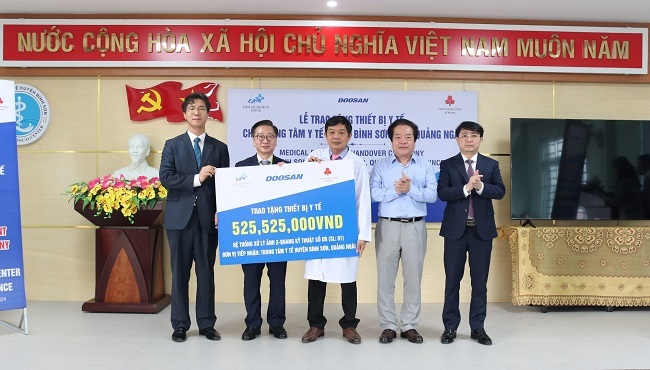 Health equipment worth nearly VND 526 million donated to Binh Son District Health Center