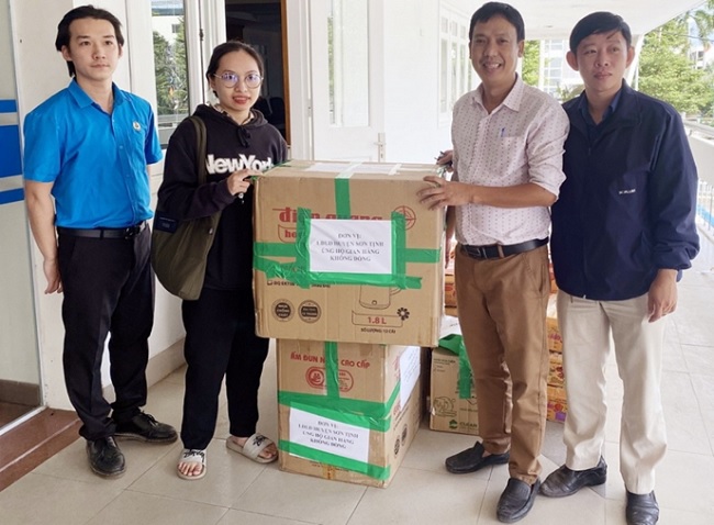 Quang Ngai: 1,000 Tet gifts for poor workers