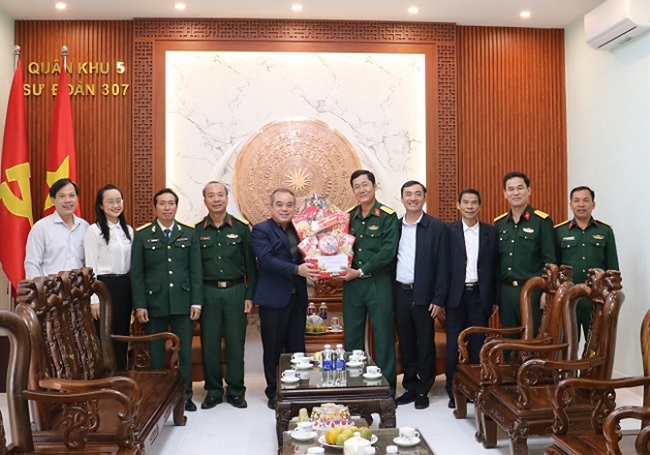 PPC’s Standing Vice Chairman Tran Hoang Tuan visits units in Duc Pho town ahead of Lunar New Year