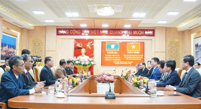 Sekong province leadership delegation visits and wishes traditional Tet 2024 in Quang Ngai province