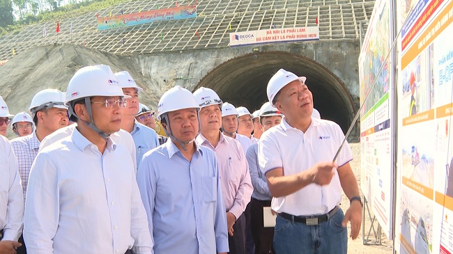 Bộ trưởng Bộ GTVT Nguyễn Văn Thắng kiểm tra tiến độ đường bộ cao tốc Bắc - Nam, đoạn Quảng Ngãi - Hoài Nhơn