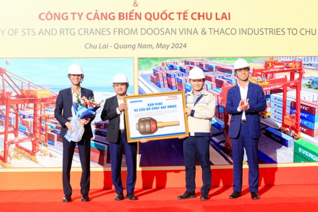 Doosan Vina successfully delivers 2 STS cranes to Chu Lai port