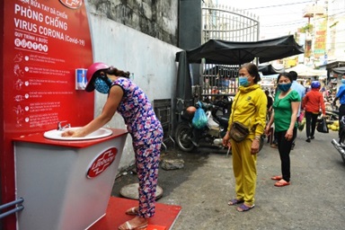 Quang Ngai Provincial Youth Union donates antibacterial hand washer to Quang Ngai Market and medical checkpoints