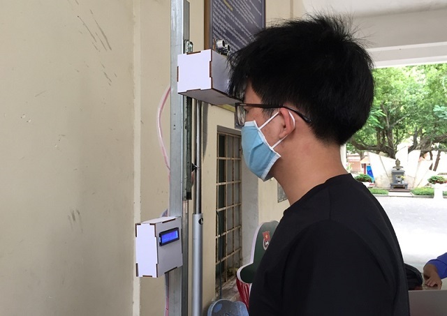 Quang Ngai: Teachers and students create automatic temperature measuring and sterilizing device