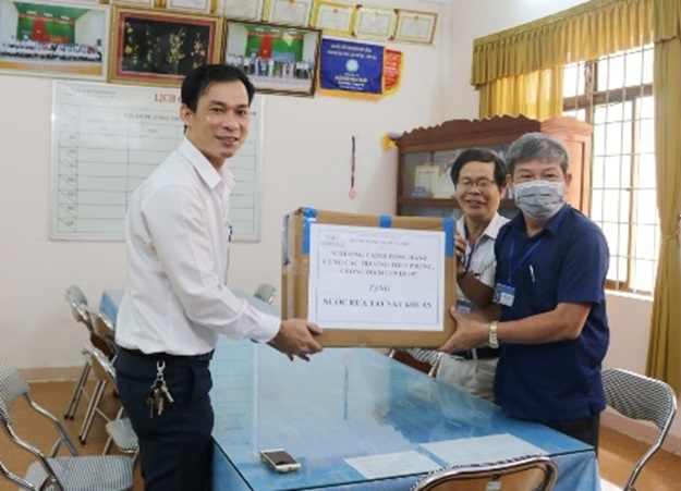 Pham Van Dong University offers 300 liters of antibacterial dry hand sanitizer to 30 high schools