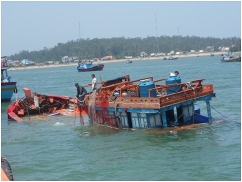 Ly Son Island Border Post timely rescued three Quang Nam fishermen in distress at sea