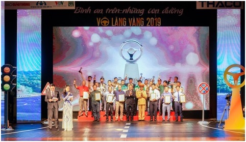Two drivers and a transporter from Quang Ngai was presented the “Golden Steering Wheel’ Award 2019