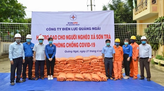 Quang Ngai PC provides 03 tons of rice to the poor for preventing the Covid-19 epidemic