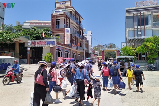 Tourists crowded Ly Son Island on the occasion of the holidays April 30 and May 1