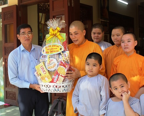 The province’s leader visits and congratulates Buddhist establishments on the celebration of the 2564th Buddha's Birthday 2020