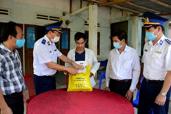 The Coast Guard Command presents gifts to disadvantaged fishermen in Quang Nam and Quang Ngai