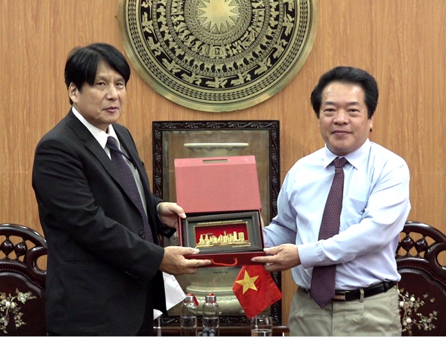 Giám đốc Văn phòng Lãnh sự Nhật Bản tại Đà Nẵng thăm, chào xã giao lãnh đạo tỉnh