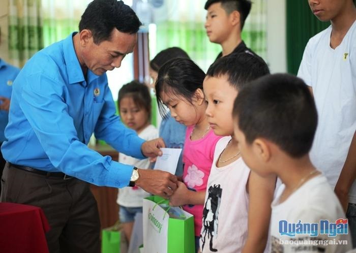 Quang Ngai Provincial Labor Confederation gave gifts to workers’ children