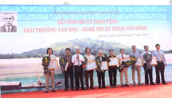 To award the Pham Van Dong Literature and Art Prize