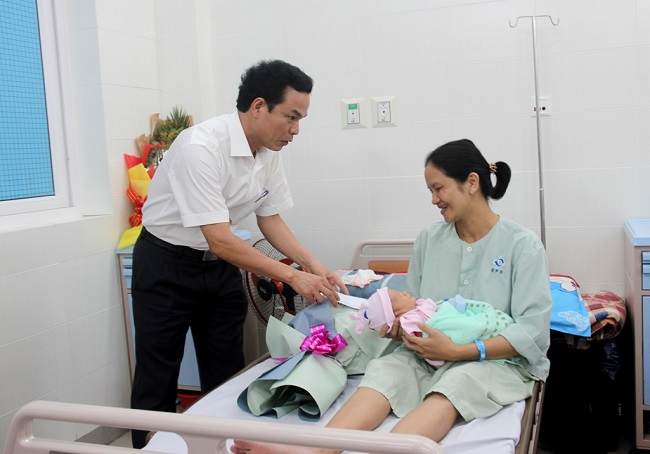 Phó Chủ tịch UBND tỉnh Đặng Ngọc Dũng chúc mừng Bệnh viện Sản Nhi tỉnh thực hiện thành công điều trị vô sinh