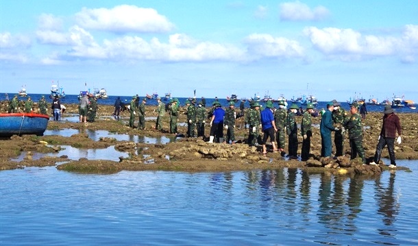Nearly 300 young people participated in the construction of breakwater dyke in Quang Ngai