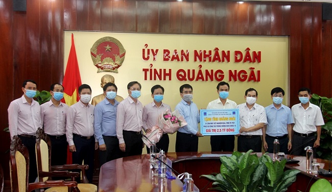 Tập đoàn Dầu khí Việt Nam và Công ty Cổ phần Lọc hóa dầu Bình Sơn tặng Quảng Ngãi máy xét nghiệm Covid-19