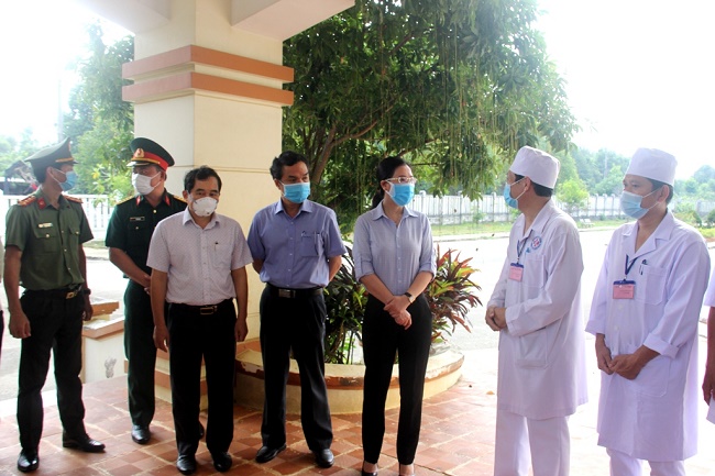 Bí thư Tỉnh ủy Bùi Thị Quỳnh Vân thăm Bệnh viện dã chiến và các chốt y tế