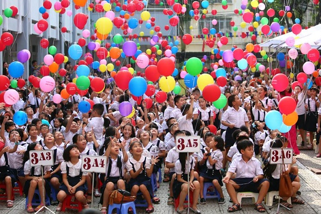 Quang Ngai: Only new students and the class leaders attend the new school year ceremony