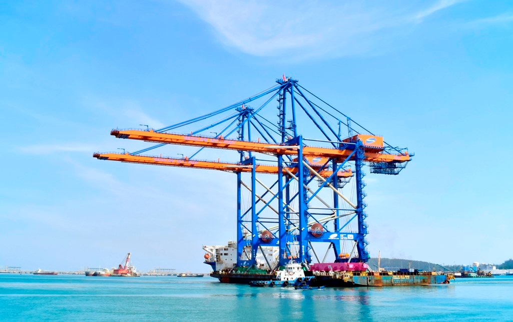 Doosan Vina bàn giao 2 cẩu trục khổng lồ cho cảng quốc tế Gemalink