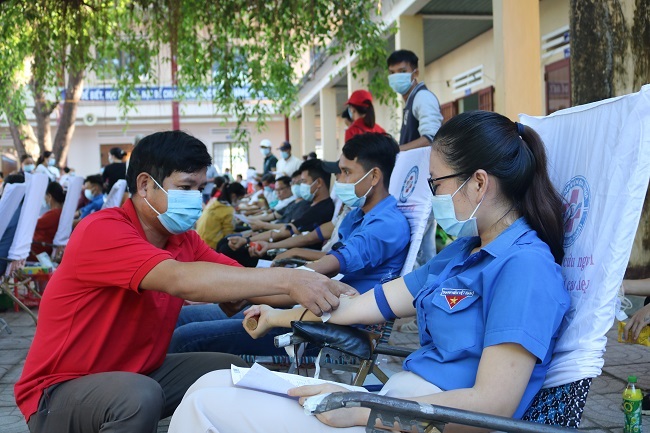 Duc Pho district donated 650 units of blood